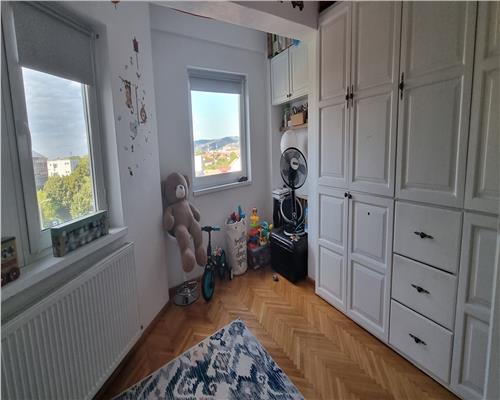 Apartament 3 camere zona Centru etaj 2 decomandat