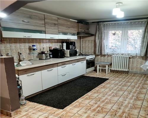 Apartament semidecomndat de vanzare Cetate-Piata parter inalt