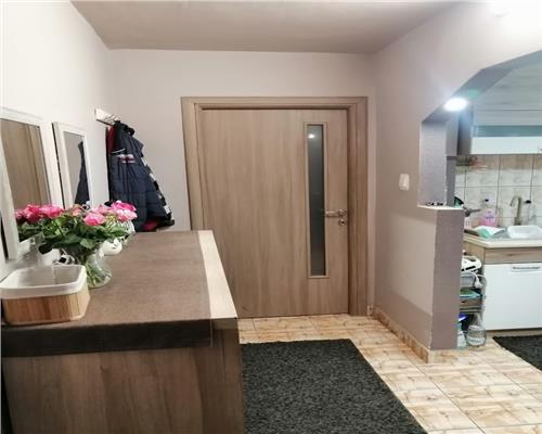 Apartament semidecomndat de vanzare Cetate-Piata parter inalt