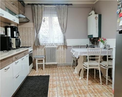 Apartament semidecomndat de vanzare Cetate-Piata parter inalt