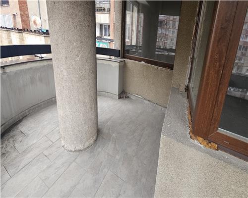 Apartament 4 camere et 1 Centru scara interioara