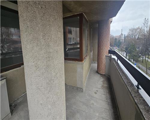 Apartament 4 camere et 1 Centru scara interioara