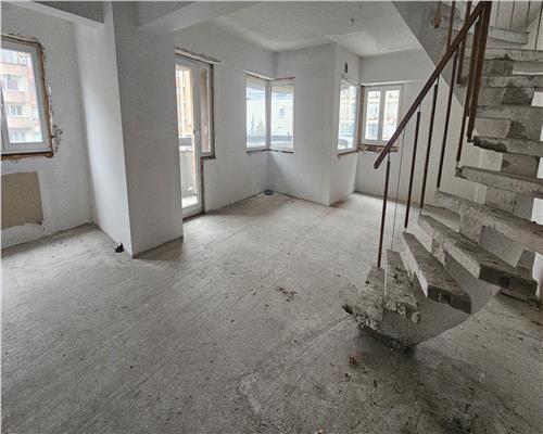 Apartament 4 camere et 1 Centru scara interioara