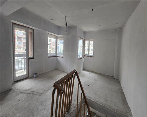 Apartament 4 camere et 1 Centru scara interioara