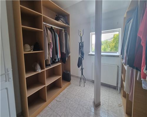 Casa cu 9 camere de vanzare zona Skit cu piscina si 896 mp teren