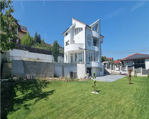 Casa cu 9 camere de vanzare zona Skit cu piscina si 896 mp teren