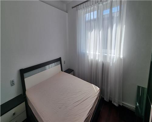 Apartament 3 camere de vanzare zona Piata etaj.3