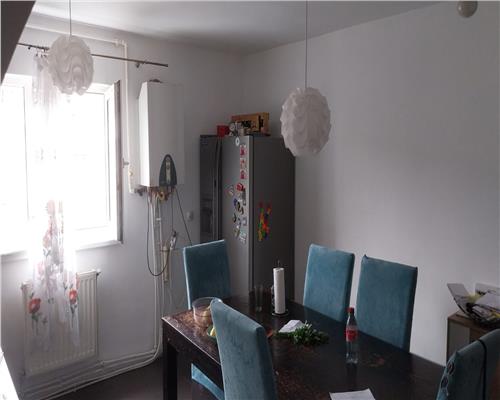 Apartament 3 camere de vanzare zona Piata etaj.3