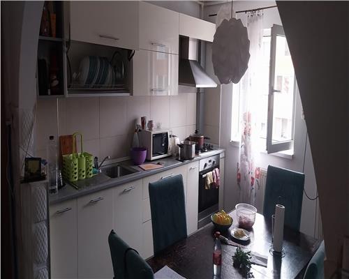 Apartament 3 camere de vanzare zona Piata etaj.3