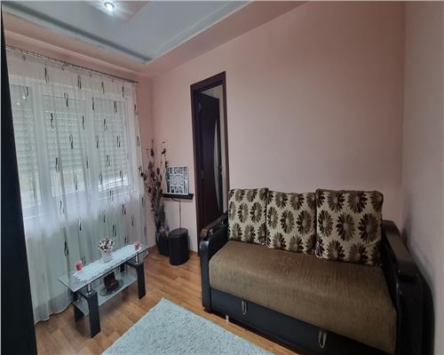 Apartament 2 camere semidecomandat de vanzare Cetate