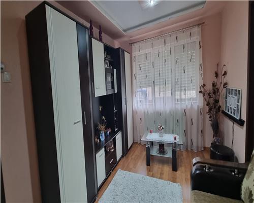 Apartament 2 camere semidecomandat de vanzare Cetate