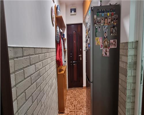 Apartament 2 camere semidecomandat de vanzare Cetate