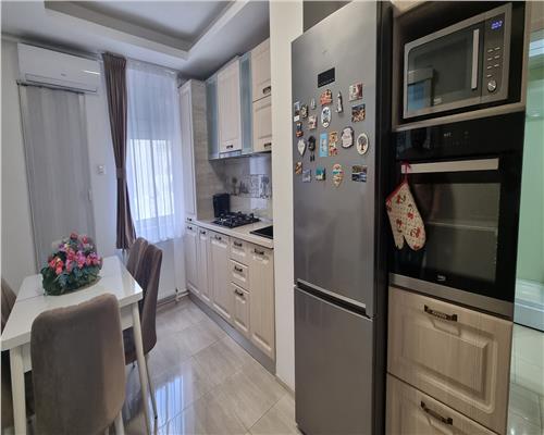 Apartament superfinisat 2 camere de vanzare zona Carolina Mall complet mobilat si utilat