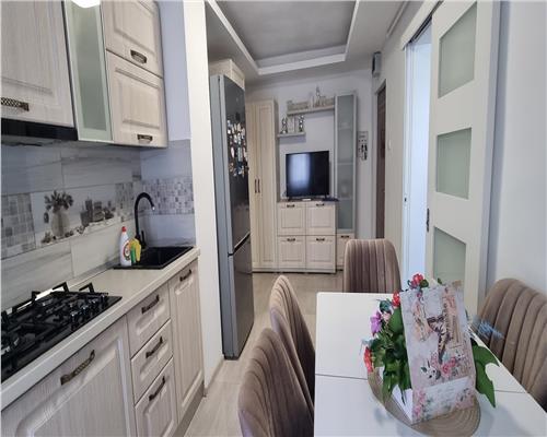 Apartament superfinisat 2 camere de vanzare zona Carolina Mall complet mobilat si utilat