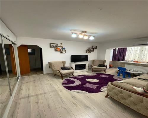 Apartament 3 camere semidecomandat de vanzare etaj intermediar zona Closca