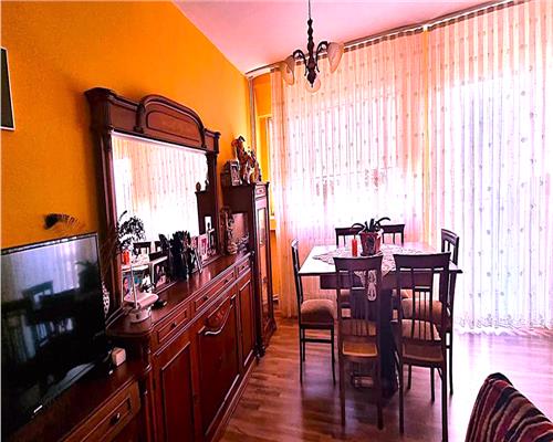 Apartament 3 camere decomandat de vanzare M-uri