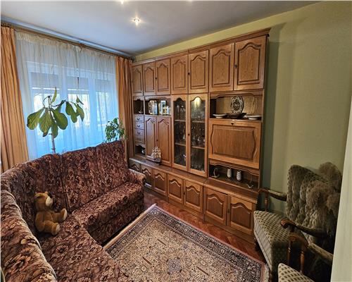 Apartament de vanzare cu 4 camere zona Mercur