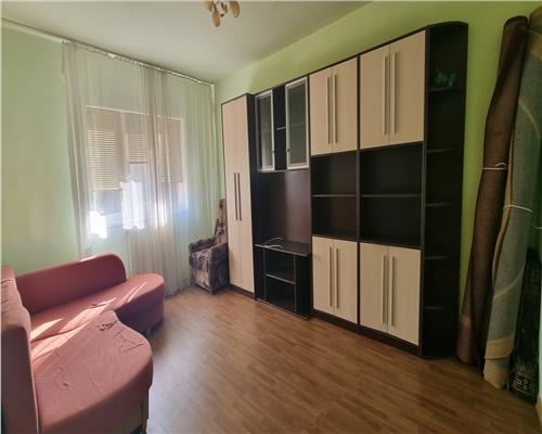 Apartament 3 camere de vanzare zona-Mercur etaj 3