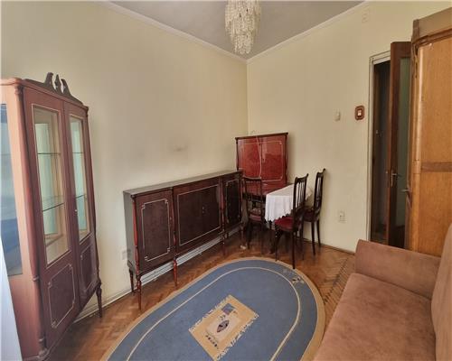 Apartament 3 camere de vanzare in Centru etaj 2