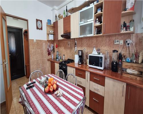 Apartament  2 camere  decomandat de vanzare Cetate