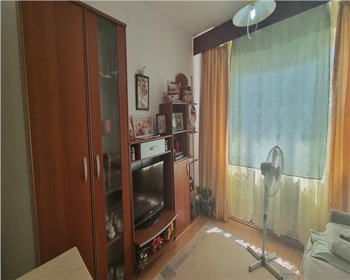 Apartament 3 camere decomandat Cetate