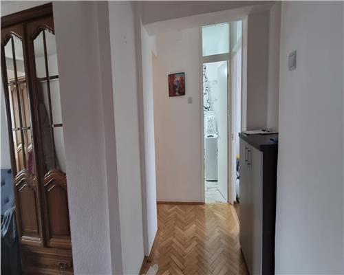 Apartament 3 camere de inchiriat zona Centru etaj intermediar