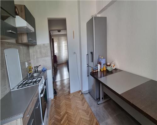 Apartament 3 camere de inchiriat zona Centru etaj intermediar