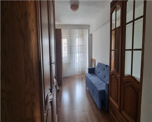 Apartament 3 camere de inchiriat zona Centru etaj intermediar