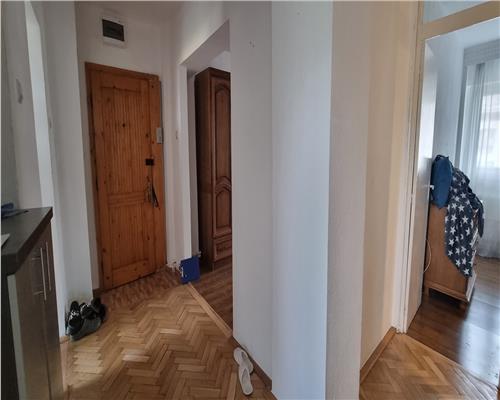 Apartament 3 camere de inchiriat zona Centru etaj intermediar