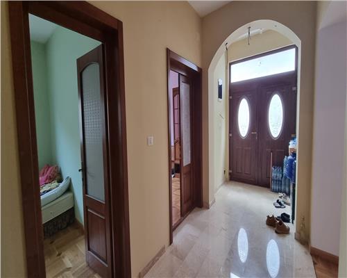 Casa 10 camere de vanzare zona Centru cu piscina interioara